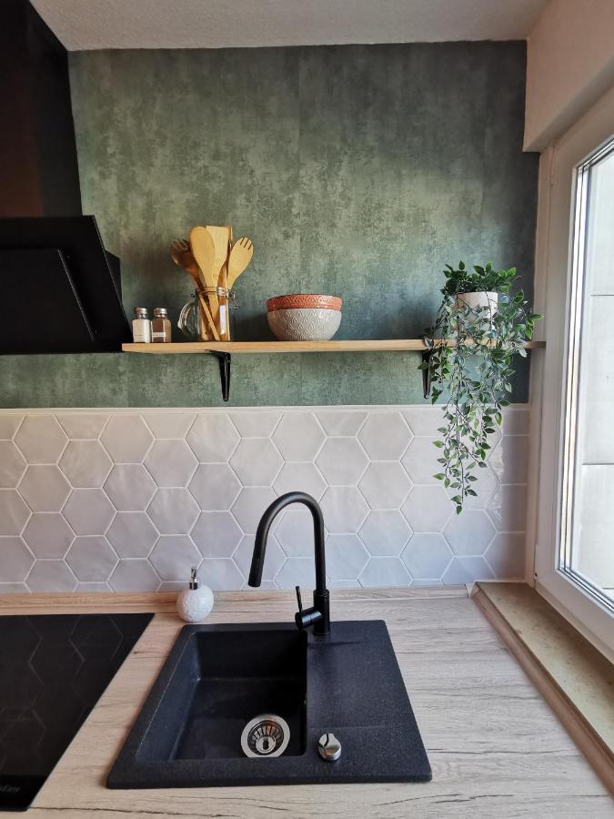 Up Wulkje21 Neu Renovierte Wohnung Mit Pkw Stellplatz Emden Exteriör bild